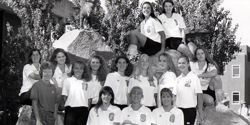 Head Coach Marlene Piper (lower left) with the 1995 Willamette University volleyball team 