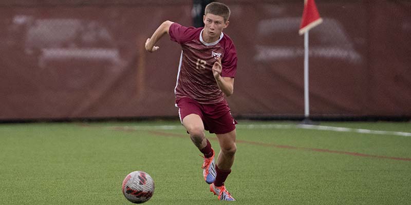 Drew Alexander controls the ball for Willamette.