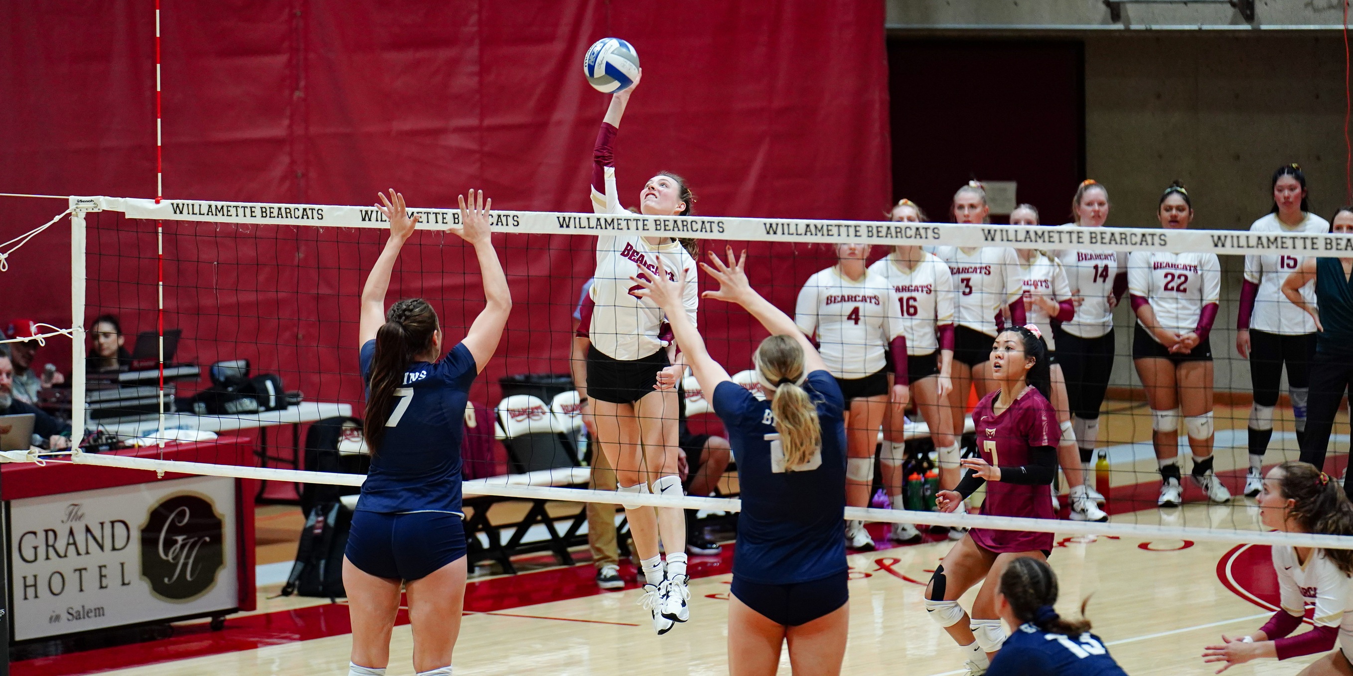 Volleyball defeats Multnomah, falls to Mary Hardin-Baylor at Oregon Trail Classic